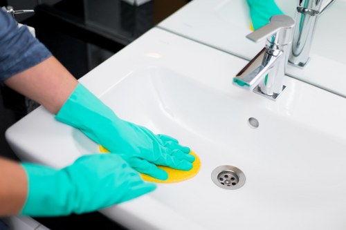 Professional cleaning of a bathroom during a W8 move-in service